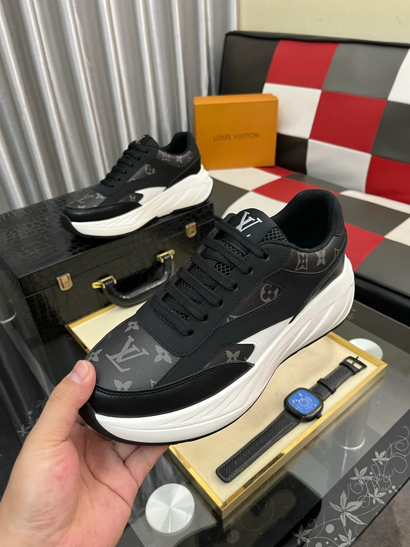 Men's shoes💰438⌚️⌚️《Louis vuitton/LV Louis Vuitton》original quality.~ Unique modern style sneakers. 🏃A must-have casual shoe for trendy men😍😍 Original brand imported from Italy, imported original leather, cowhide lining (refuses to discolor and grind feet) sole: original sole provided by the original factory, French lazy style design ⚠️Fit to the feet, original quality, super comfortable original sole. Code number: 38-442️⃣Colors available